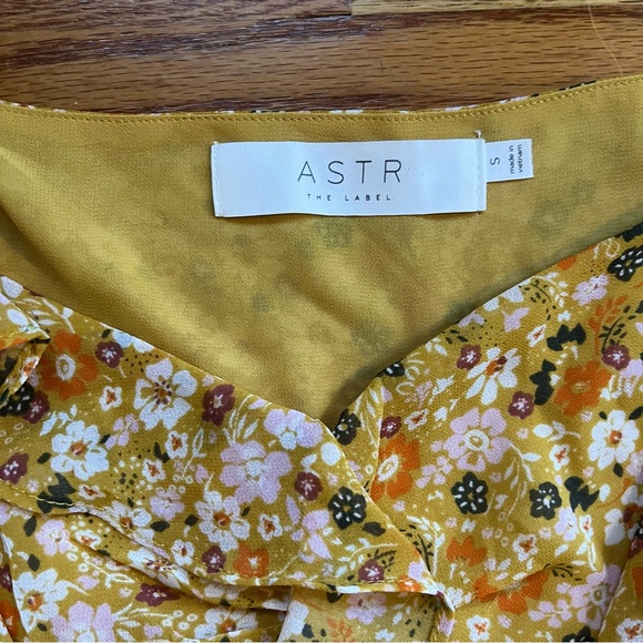 ASTR the label Ruched Puff Sleeve Sweetheart Ditsy Daisy Floral Top Size small - Picture 7 of 7